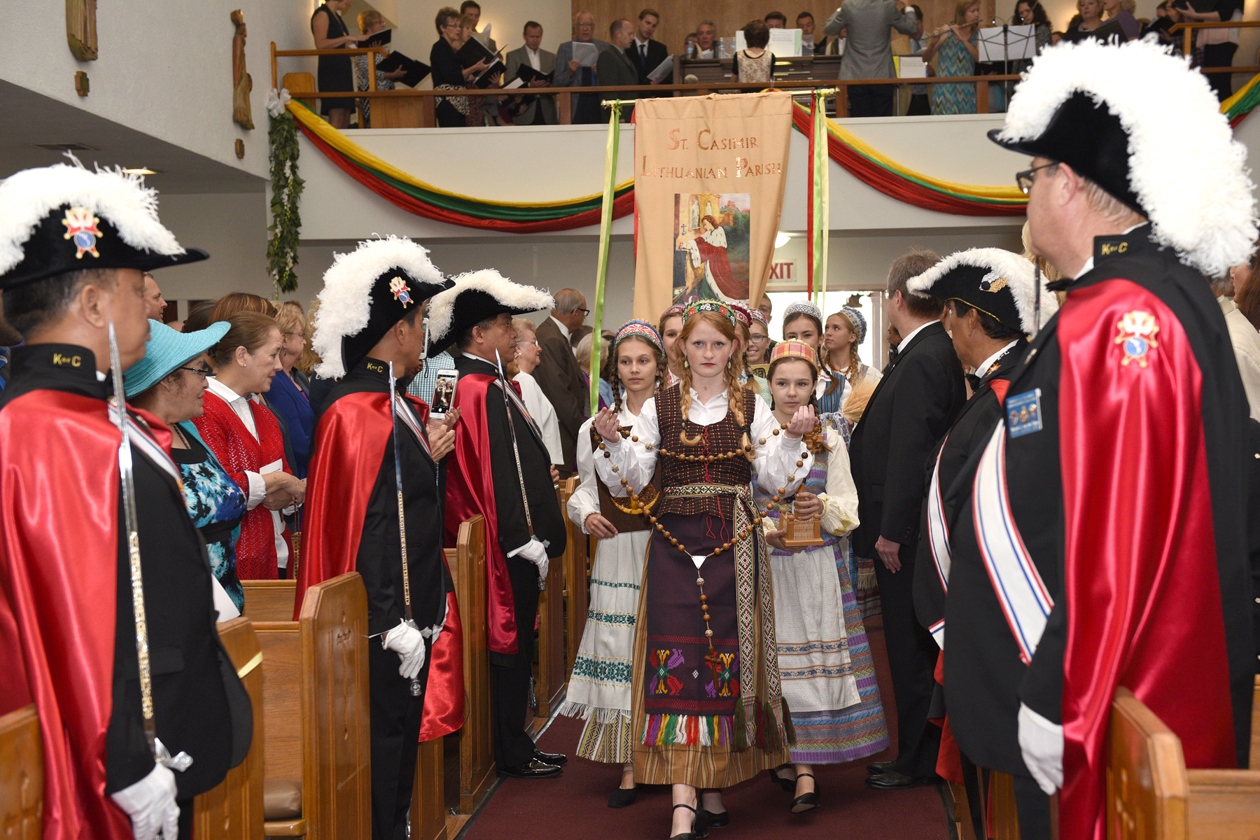 Procesijoje lietuviškus simbolius nešė (iš k.): Gintarė Bartulytė, Paulė Dargytė ir Sofija Warren.