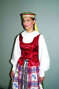 Jurgita su tautiniais drabužiais.