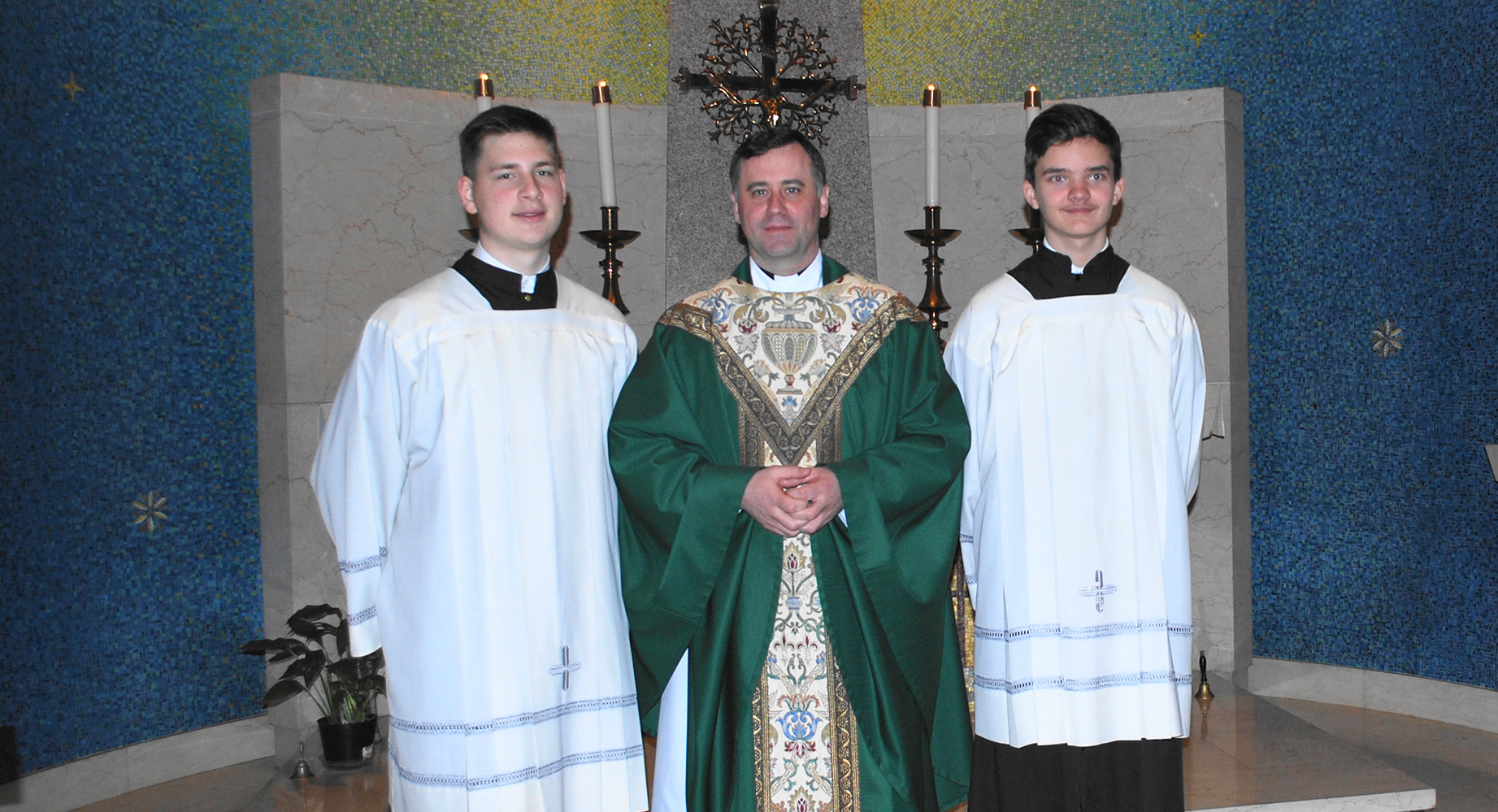 Mons. Rolandas Makrickas su Tomu Sujeta (k.) ir Vaidu Valiu.