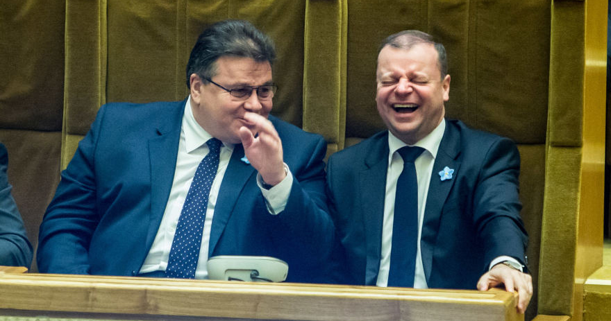 Internautai nerimsta spėliodami, ką ministras Linas Linkevičius tokio smagaus pasakoja premjerui Sauliui Skverneliui.