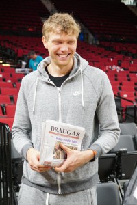 Mindaugas Kuzminskas pakeliui iš Portlando į San Antonio (TX) galės pasiskaityti ir Amerikos lietuvių spaudos.