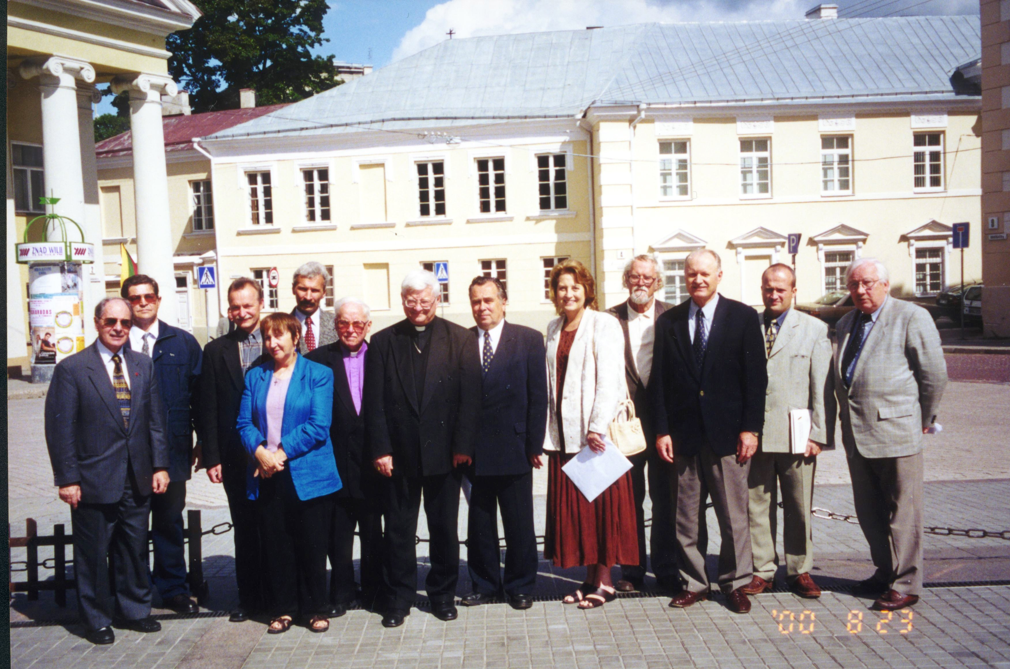 Valdovų rūmų paramos fondo steigėjai S. Daukanto aikštėje, Vilniuje, Fondą įsteigus 2000 m. rugsėjo 23 d.