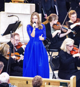 Solistė Agnė Giedraitytė atlieka dainą „Kai tu šalia” (You raise me up).