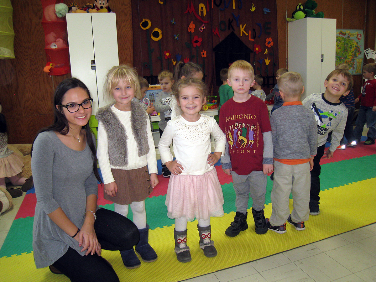 Mokytojos padėjėja Laura Juzėnas su savo priešdarželio klasės vaikais.