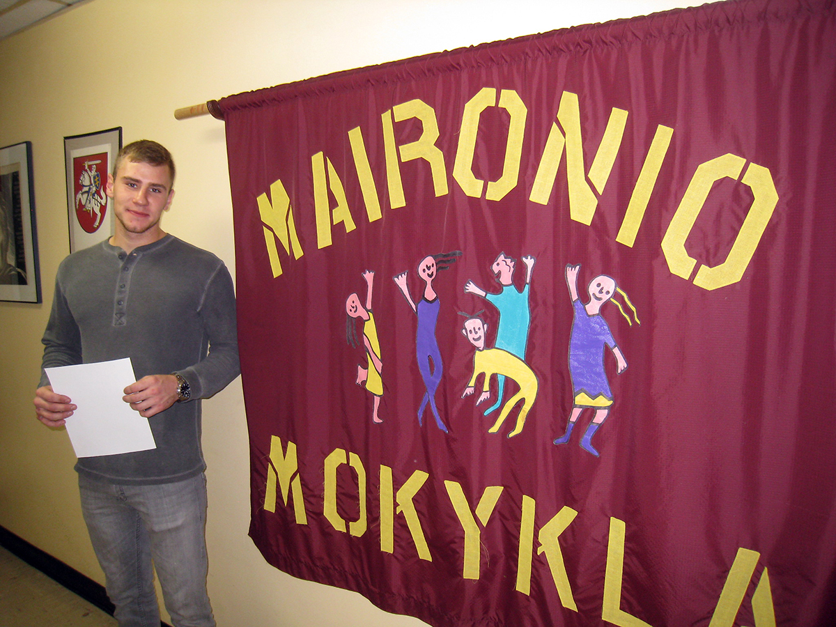 Savanoris mokyklos administracijos padėjėjas Šarūnas Šiaučiūnas Maironio lituanistinėje mokykloje.