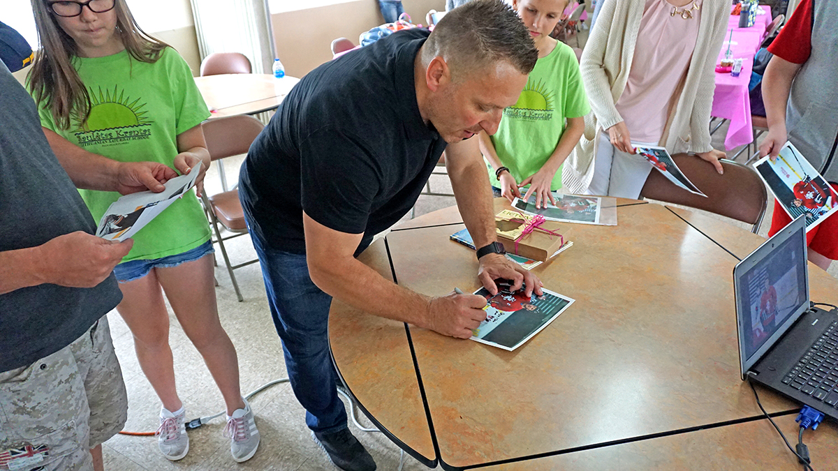 Darius Kasparaitis mielai dalijo autografus.