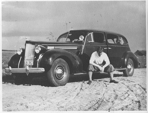 P. Skardžius prie A. Smetonos automobilio „Buick”.