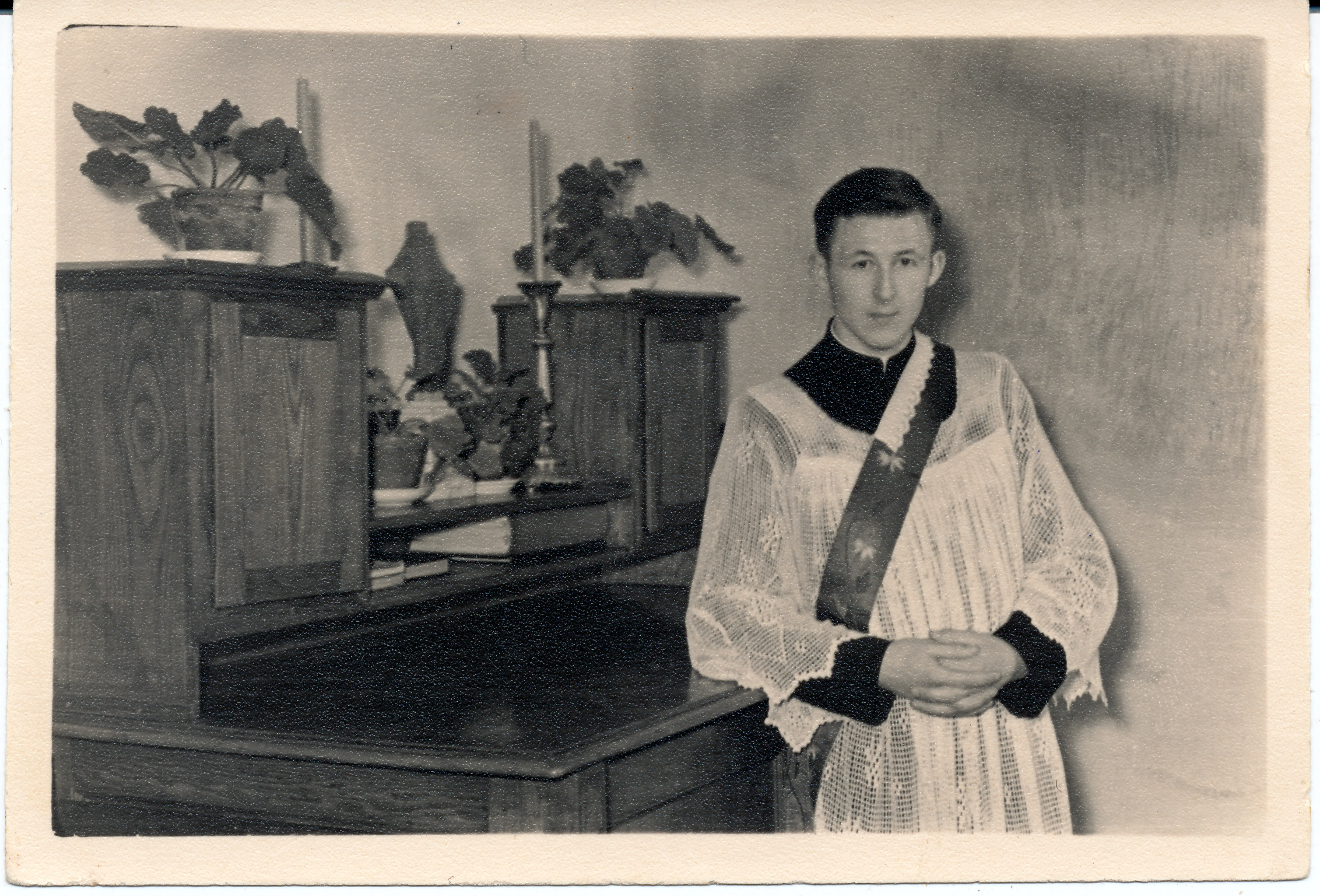 R. Mikutavičius diakono rūbais apie 1957– 1958 m. Kaune.