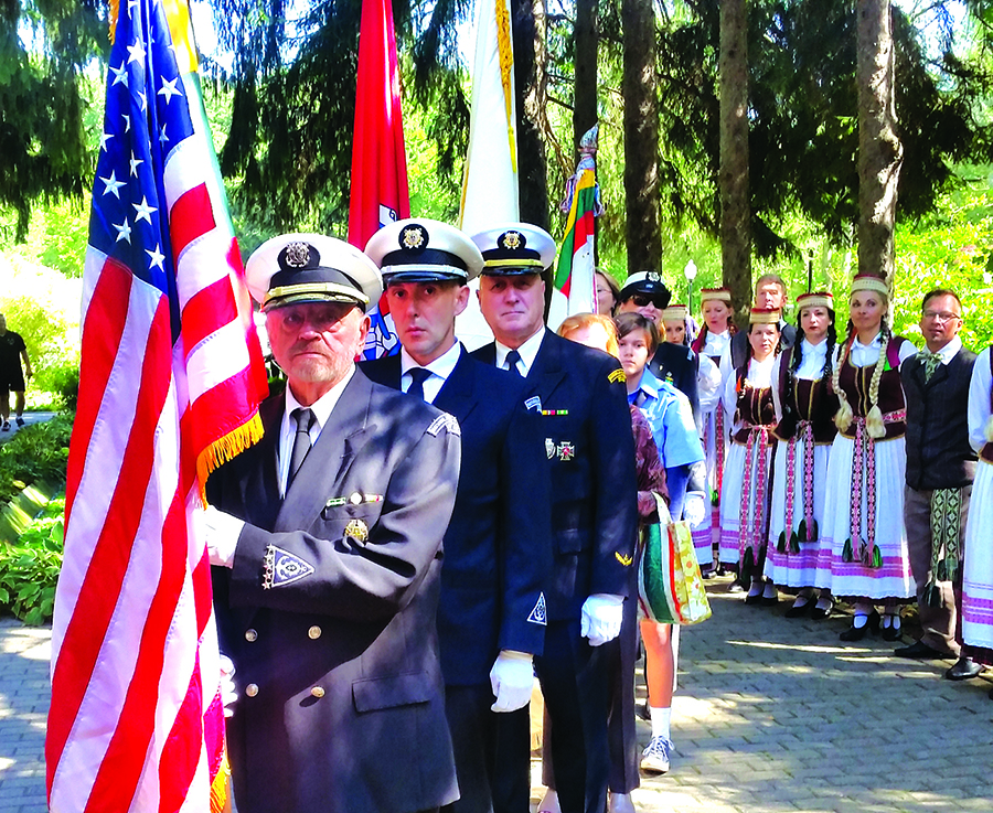 Šauliai įneša vėliavas (iš k.): LŠSI vadas Julius R. Butkus, jo pavaduotojas Giedrius Bikulčius ir Gen. T. Daukanto jūros šaulių kuopos vadas Vytautas Jurevičius. Fone – „Suktinio” šokėjai.