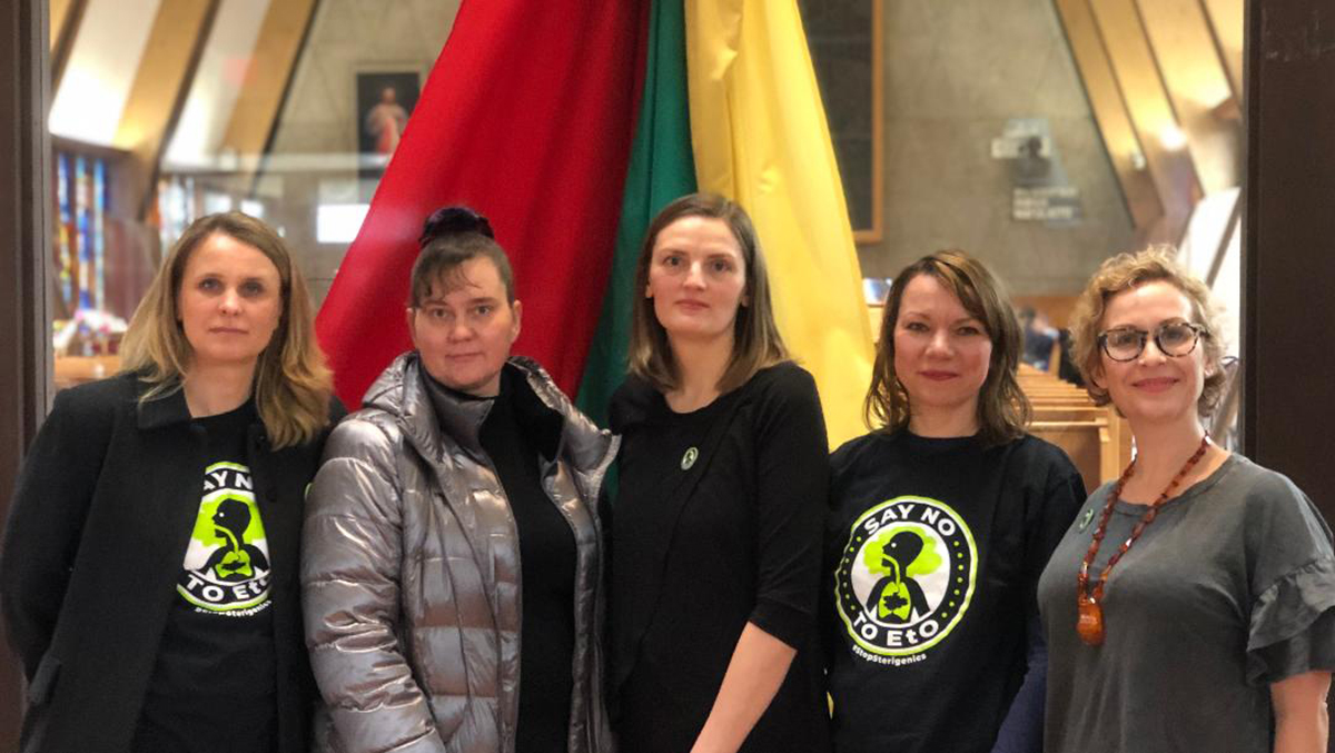 Lietuvės moterys, „Stop Sterigenics” judėjimo dalyvės (iš k.): Radvyga Jelinskienė, Jūratė Vaitkevičiūtė, Vita Paulionytė, Kristina Janulis ir Neringa Zymancius.