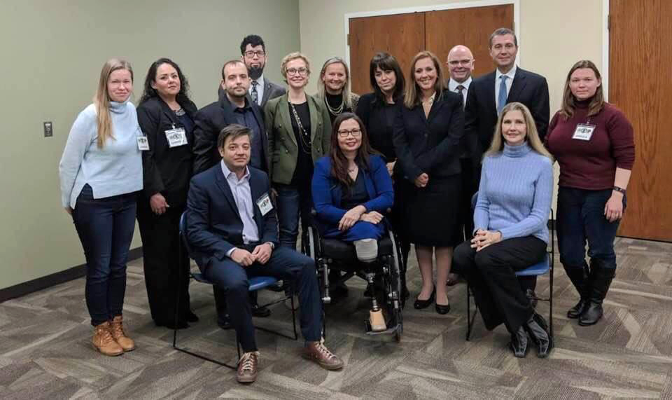 Su IL valstijos senatore Tammy Duckworth (sėdi pirmoje eilėje viduryje) susitiko grupė pilietinio judėjimo dalyvių iš kelių valstijų, kuriose „Sterigenics” įmonės etileno oksidu nuodija aplinką. (N. Zymancius – stovi penkta iš k.)