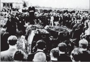 The caskets with the flyers’ bodies arrive at Kaunas Airport. The representative of the U.S. government in Lithuania addresses the gathered crowd, which includes relatives of the flyers and high government officials.