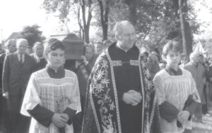 Father Ričardas Mikutavičius, a popular priest who eight years later was to be murdered by art thieves, leads the funeral procession.