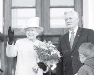 Queen Elizabeth II and President Valdas Adamkus greet the people in Vilnius during the British monarch’s first State Visit to Lithuania in 2006.