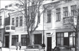 The former Nachlas Izrail Synagogue was converted to commercial use during soviet times and now houses the offices of the jewish community of Kaunas.