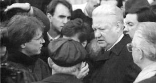 Thomas Ginsberg with fellow reporters questions Boris Yeltsin.