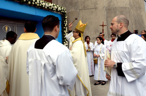Bishop Alberto Rojas blesses the Holy Doors.