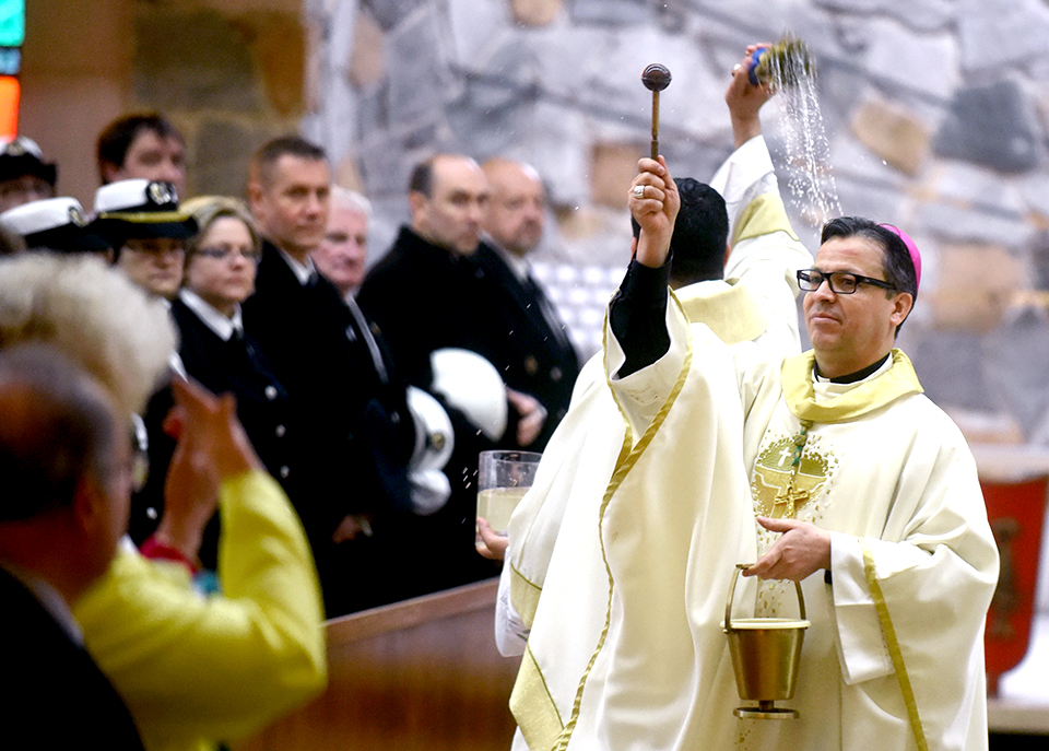 Bishop Alberto Rojas blesses the faithful.