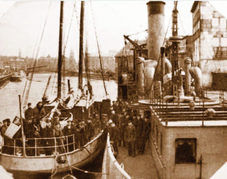The “Prezidentas Smetona” next to a detained smugglers’ boat, the “Westa”, on the Akmena-Danė River, 1930.