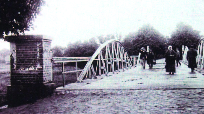 Bridge linking Naumiestis with the town of Širvinta (not rebuilt after WWII) across the border in Prussia.