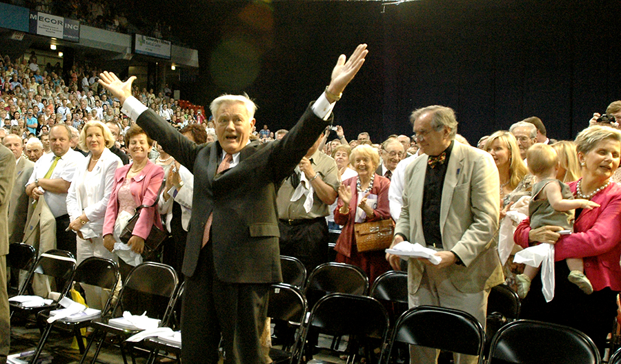 President Valdas Adamkus greets the Eighth Lithuanian Song Festival in Chicago, 2006.
