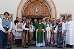 Arkivyskupas Alexander Salazar ir parapijiečiai.