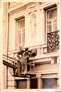 F. Tamoševičius tvirtina memorialinę lentą.