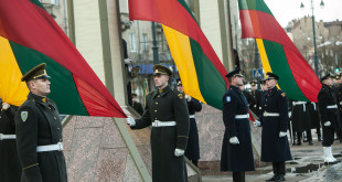 Nepriklausomybės aikštėje prie Seimo iškilmingai pakeltos Lietuvos valstybės vėliavos.