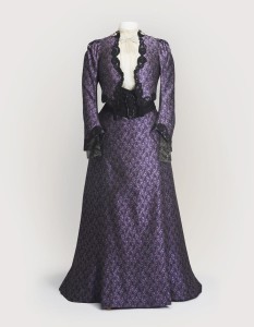 Dieninė Violet Crawley, Grantham grafo našlės suknelė.
