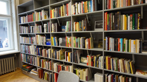 Bibliotekoje – gausu knygų ir periodikos leidinių.