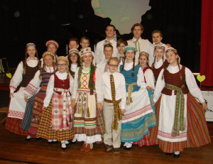 Dr. V. Kudirkos lit. mokyklos jaunių šokių grupė „Varpelis" su vadove Zita Poderis viduryje.