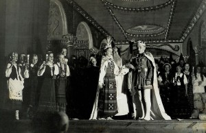 Trylikmetė Aldona vaidina Eglę savo tėvo mokytojo Benedikto Butkaus režisuotame spektaklyje „Eglė – žalčių karalienė”.