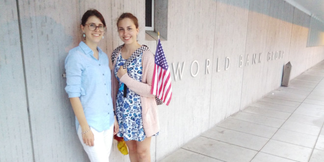 Projekto „LT Big Brother” JAV regiono vadovė Ieva Žumbytė (k.) prie savo darbovietės  – Pasaulio banko Washingtone. Dešinėje – studentė Donata Telišauskaitė.