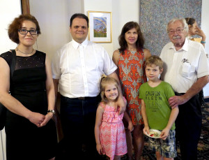Lietuvos generalinis konsulas Čikagoje Marijus Gudynas su šeima (v.), Agnė Marcinkevičiūtė (k.) ir Stanley Balzekas, JR (d.).