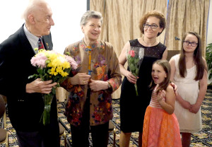 Dainininkas Arnoldas Voketaitis su žmona Nijole ir filmo režisierė Agnė Marcinkevičiūtė su dukromis.