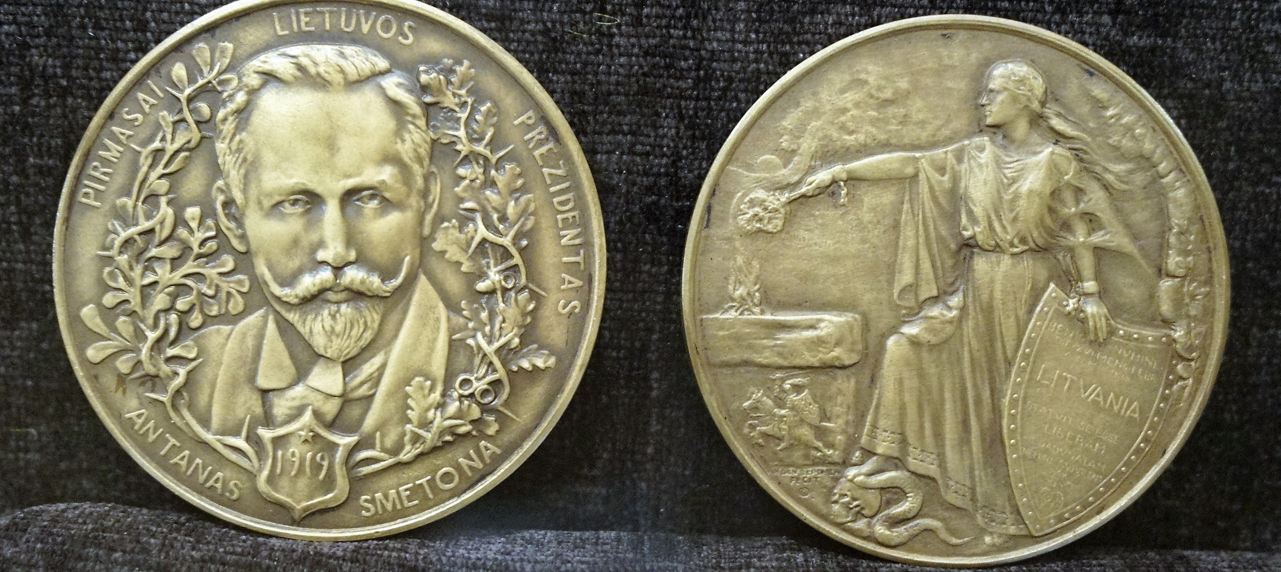 A. Smetonos medalis, nukaldintas Amerikoje.