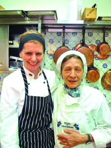 Su močiute Nulvia „Il Falconiere” virtuvėje.