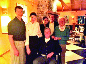 Restorane „Grissini” su JAV prezidentu George W. Bush ir jo žmona Barbara po vakarienės.