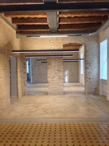Pastatuose išlikusios originalios XIX a. lubos derinamos su naujausiais A+ ofiso klasės šviestuvais.