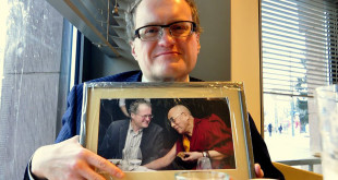 Leonidas Donskis susitikimą su Dalai Lama įamžino nuotraukoje.