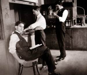 Radziukynas (sėdi) smilkalų laboratorijoje, Čikaga 1923 m.