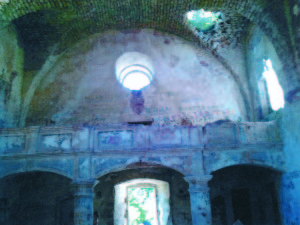 Bažnyčios greta Chervonhorodo pilies griuvėsių vidus.