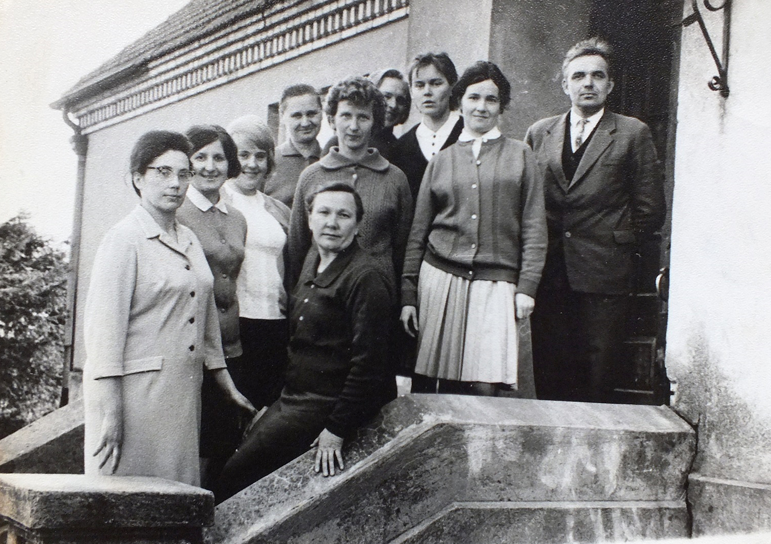 Kurnėnų mokytojai 1968 m. prie mokyklos. Antra iš dešinės – Aldona Miliuvienė.