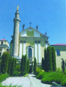 Katalikų Šv. Petro ir Povilo katedra ir musulmonų minaretas skersai Podolės Kamenece.