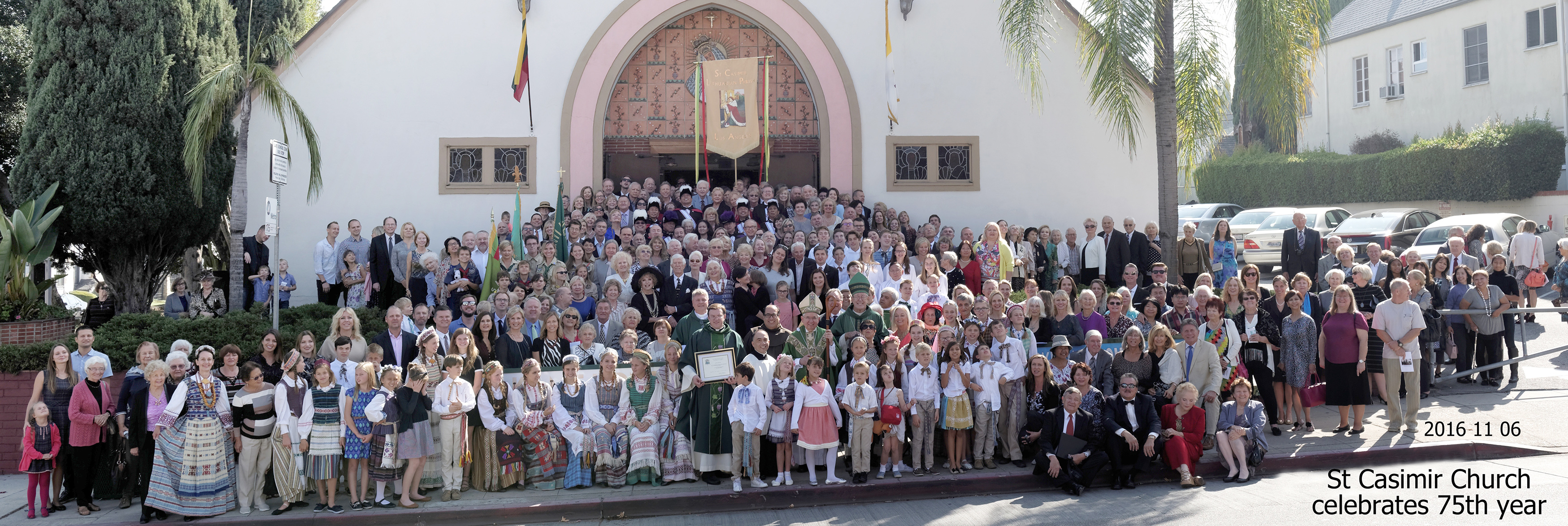 Šv. Kazimiero parapijos 75 m. sukakties šventės dalyviai prie Šv. Kazimiero bažnyčios.
