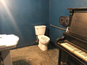 Populiaraus muzikinio klubo „Spotted Cat" tualetas.
