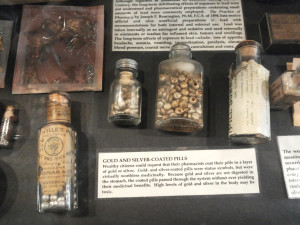 Tarp eksponatų ir auksu padengtos tabletės.