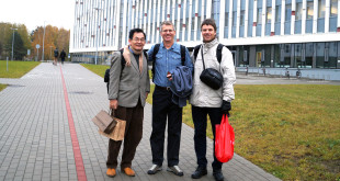 Biochemikas Daumantas Matulis (d.) su partneriu iš Taivano (k.) ir mokslininku iš Švedijos (v.).