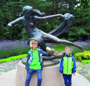 Jaunieji sūnūs Tautvydas ir Vaigintas Palangoje prie skulptūros „Eglė žalčių karalienė”.