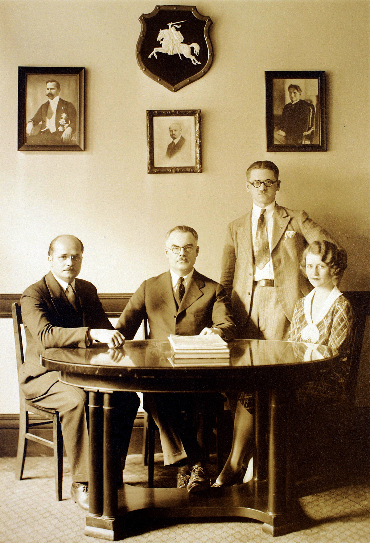 Lietuvos generalinio konsulato New Yorke darbuotojai apie 1928 metus.